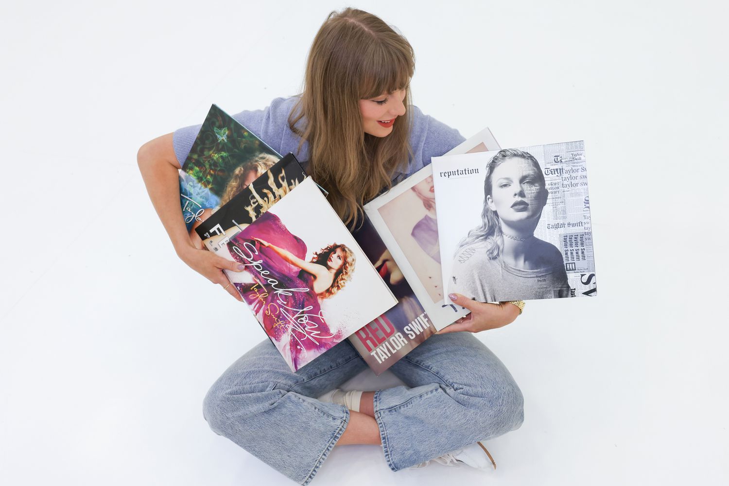 imagen de Taylor Swift sosteniendo cartas